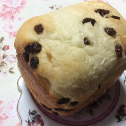 今日は朝から雨なので乗馬はお休みしてパンを焼きました♪レーズンパンは、ご飯派夫の大好物♡強力粉は春よ恋を使ってるけどリスドォルの方がサクサクになるのかなぁ？